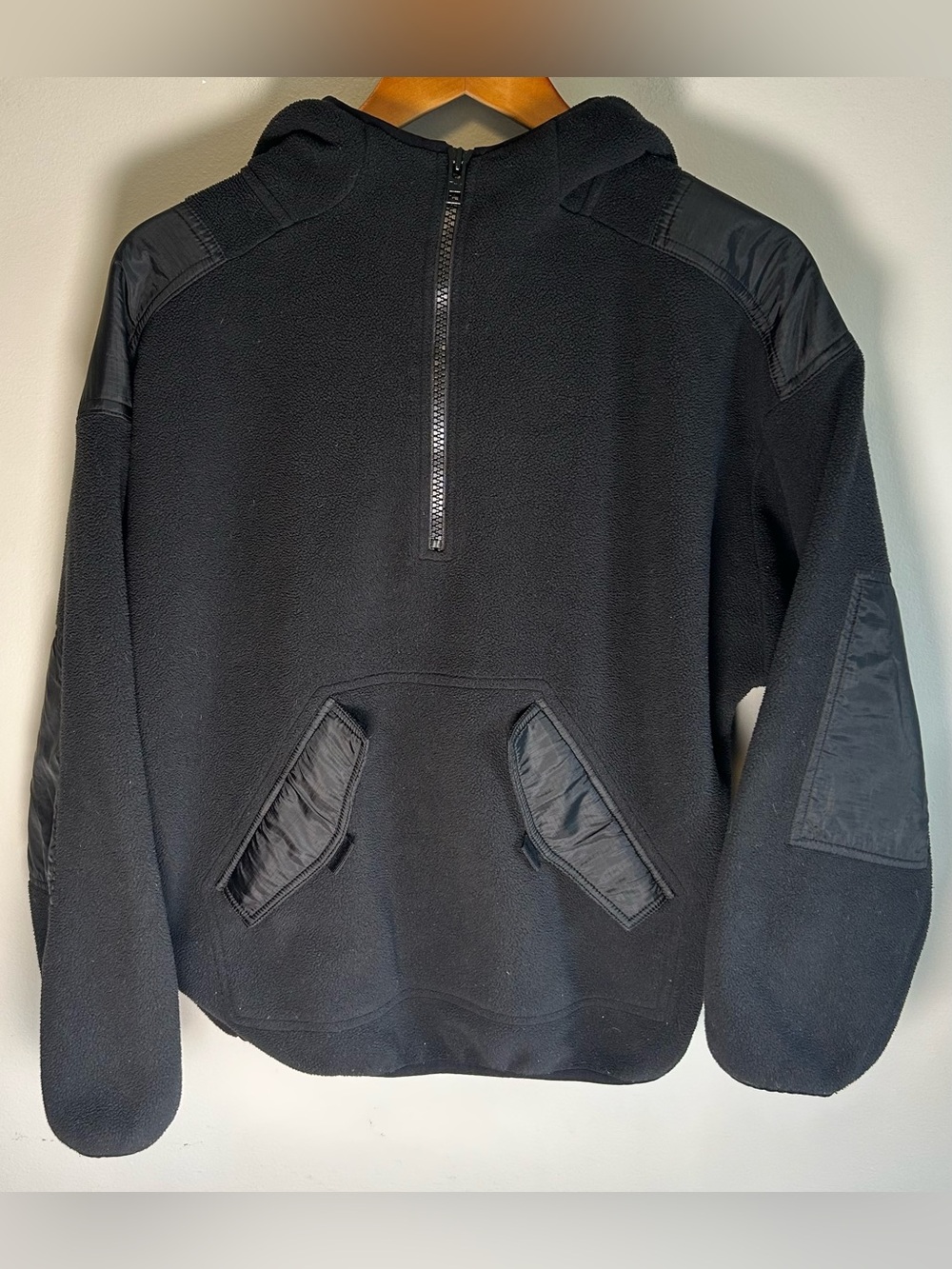 Aritzia TNA Fleece 1/2 Zip Hoodie XS Black Nylon Shoulder Patches Zip Pockets